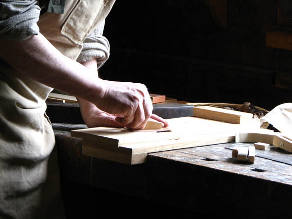 Nuestro equipo de profesionales cuenta  con muchos años de contrastada <strong>experiencia</strong> en el sector de la <strong>carpintería de madera en Mollet de Peralada</strong>.